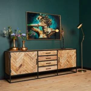 Dressoir Arlington in een interieur met een donkergroene muur. Het dressoir heeft een houten visgraatmotief en een zwart metalen frame.