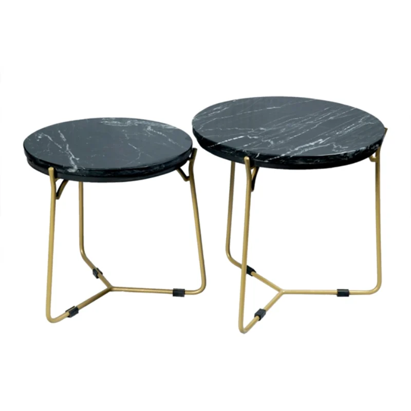 De Salontafel Zwart 45 x 45 CM Marmer bestaat uit twee ronde nesttafels van verschillende hoogtes met zwart marmeren bladen en goud metalen poten, naast elkaar op een witte achtergrond.