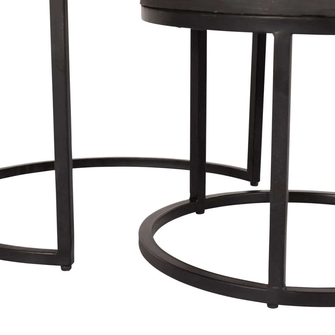 Close-up van de zwart metalen poten en frames van twee overlappende Salontafel Zwart 61 x 61 CM Steen nesttafels met ronde onderstellen, tegen een witte achtergrond.