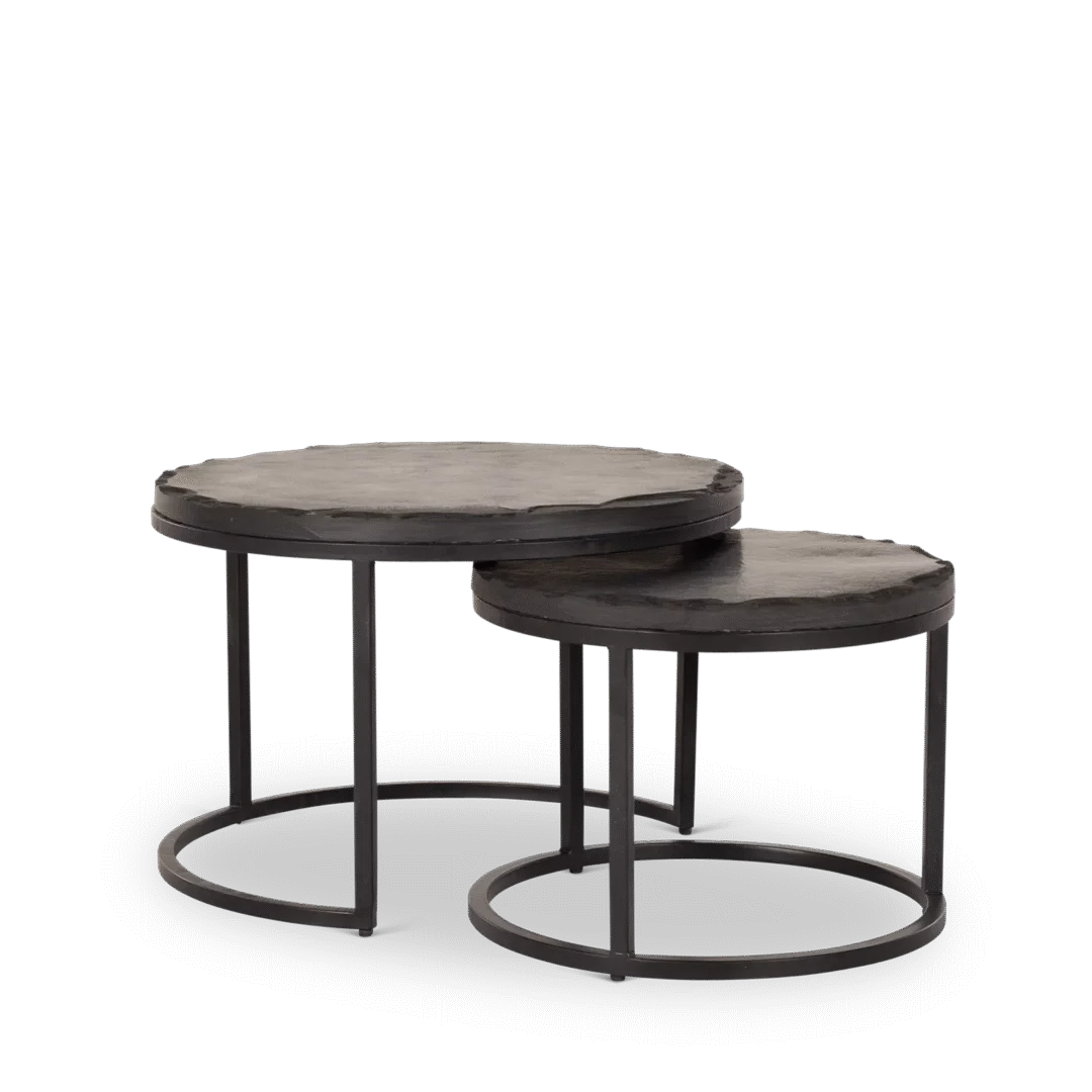 De Salontafel Zwart 61 x 61 CM Steen bestaat uit twee ronde, zwart metalen nesttafels met dunne poten en een modern ontwerp. De hogere, grotere tafel wordt gecombineerd met een kortere tafel die er gedeeltelijk onder kan worden geschoven om ruimte te besparen.