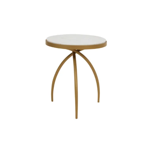 De bijzettafel Kay heeft een wit marmeren blad van 40 cm en een gouden frame, met drie gebogen poten die samenkomen bij de basis voor een moderne, minimalistische look.