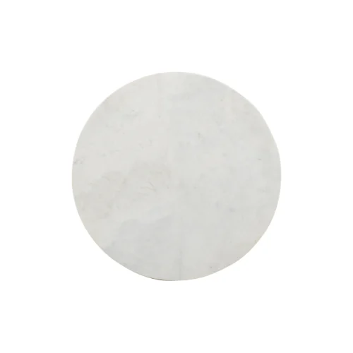 Bijzettafel Kay: Een ronde, platte plaat van 40 cm wit marmer met subtiele grijze adering, gefotografeerd tegen een effen witte achtergrond.