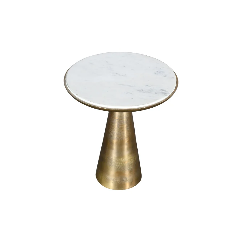 De Bijzettafel Essy Large heeft een 45 cm rond wit marmeren blad en een taps toelopende metallic gouden voet, tegen een effen witte achtergrond.
