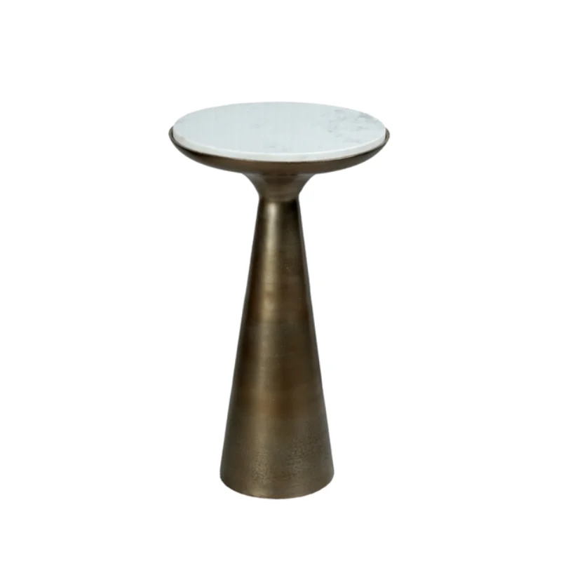 De Bijzettafel Essy Small heeft een 38 cm rond wit marmeren blad en een hoge, kegelvormige bronzen metalen voet, tegen een effen witte achtergrond.