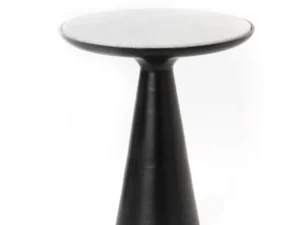 De Bijzettafel Essy | Zwart | 45 cm is een moderne bijzettafel met een rond, lichtgekleurd blad en een zwart, kegelvormig onderstel tegen een witte achtergrond.