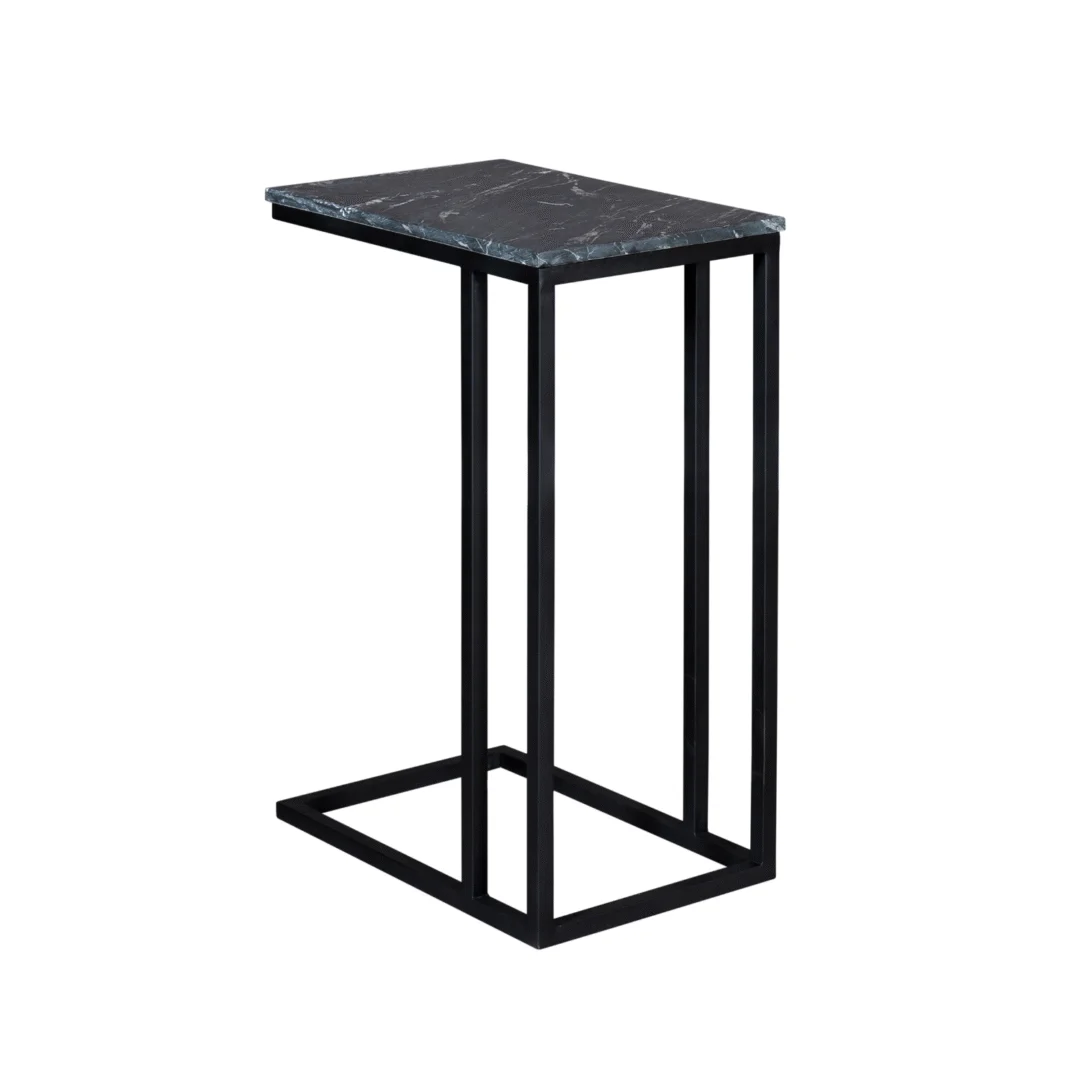 De Schuifregelaar Marmer | Hoog | Zwart is een moderne C-vormige bijzettafel met een zwart metalen frame en een rechthoekig zwart marmeren blad, perfect om onder een bank of stoel te schuiven.