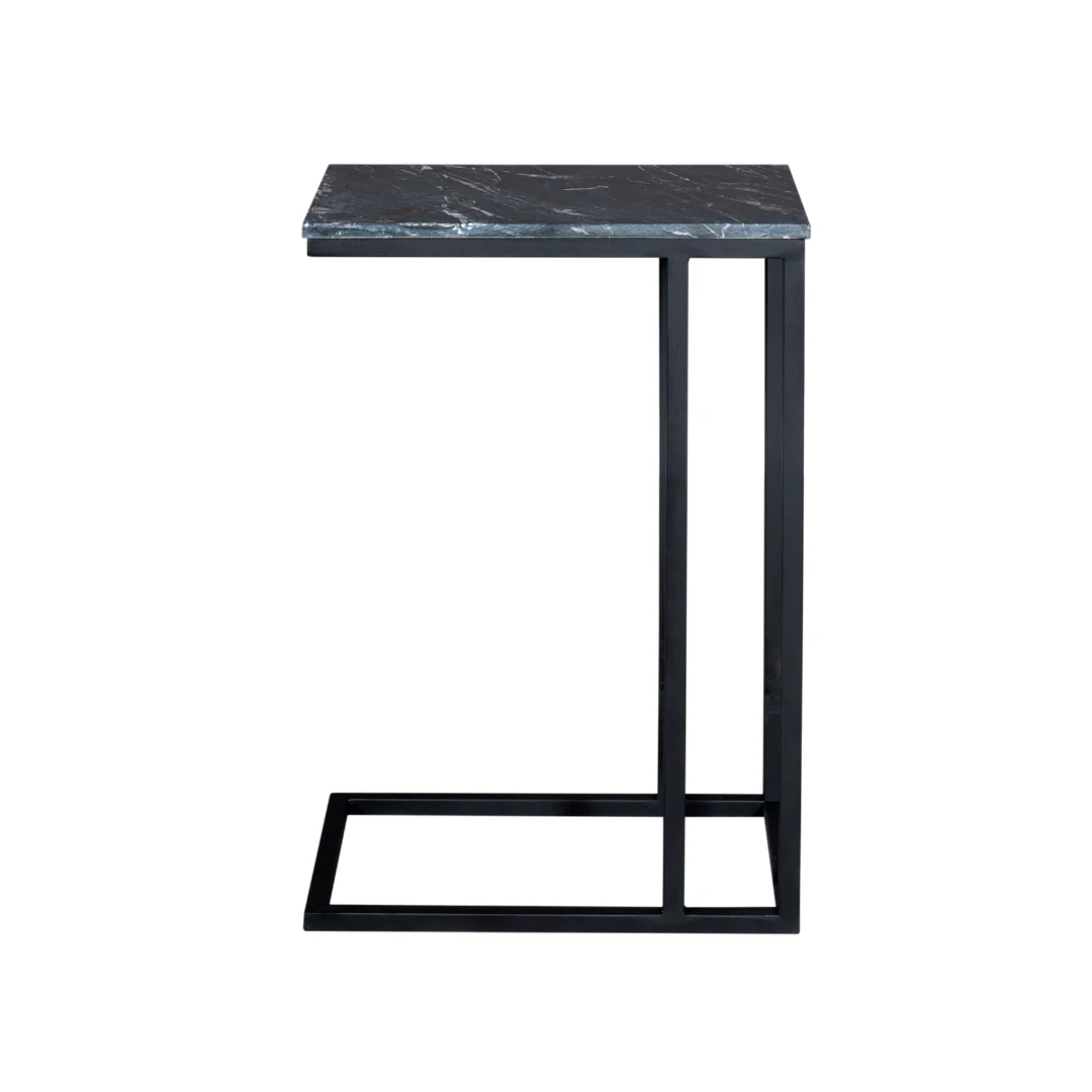 De Schuifregelaar Marmer | Hoog | Zwart is een moderne C-vormige bijzettafel met een zwart metalen frame en donker marmeren blad, perfect voor een handige plaatsing naast banken of stoelen.