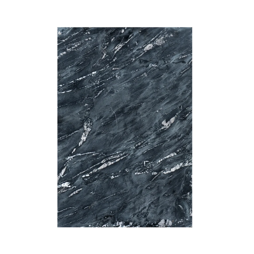 De Schuifregelaar Marmer | Hoog | Zwart heeft een rechthoekige plaat van donkergrijs marmer met witte en lichtgrijze diagonale aderen, die een natuursteenpatroon laat zien, en is gecentreerd op een witte achtergrond.