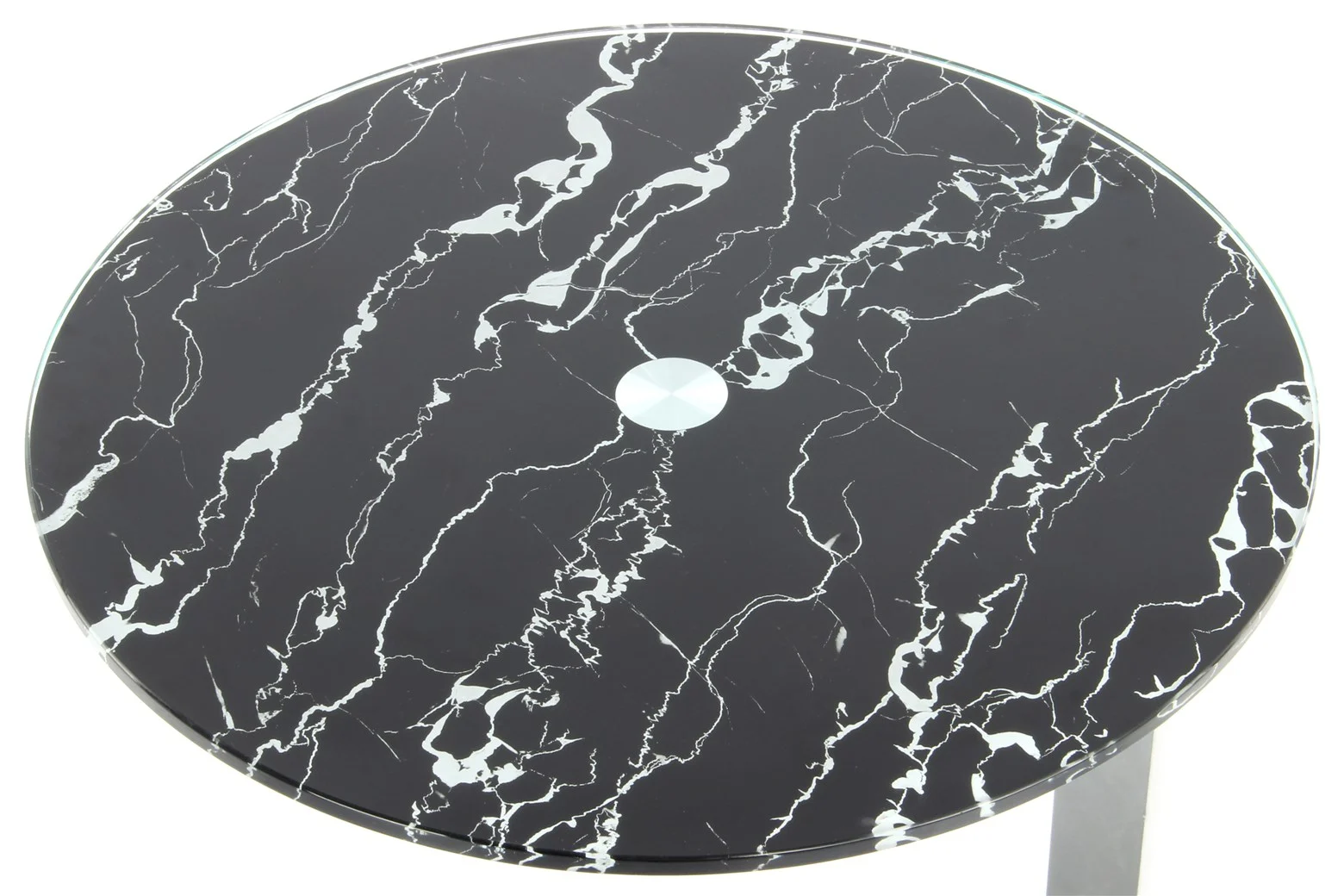 De Bijzettafel Zilver, Zwart Ijzer Compact is een ronde tafel met een zwart oppervlak versierd met witte marmerachtige aderen en een klein cirkelvormig metalen accent in het midden.