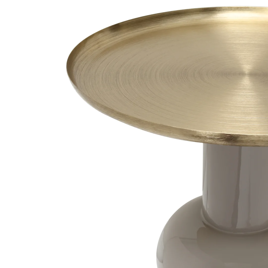 Een close-up van de Bijzettafel Taupe, Goud Ijzer - een moderne bijzettafel met een rond blad van metallic goud op een glanzend licht voetstuk - tegen een witte achtergrond.
