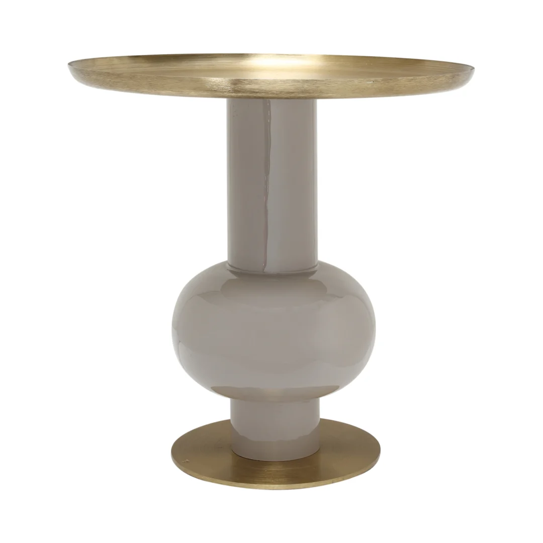 De Bijzettafel Taupe, Goud Ijzer is een moderne bijzettafel met een rond, plat gouden blad en onderstel met een glanzende, licht taupe bolvormige centrale steunzuil.
