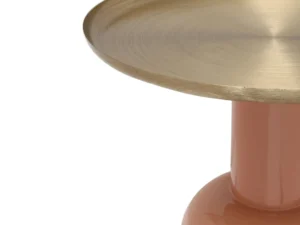 Een close-up van de Bijzettafel Goud Ijzer, met een ronde goudmetallic bovenkant en een glanzende perzikkleurige cilindrische basis, tegen een witte achtergrond.