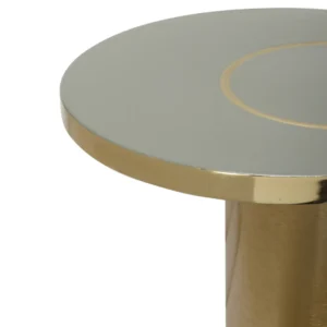 Close-up van de bovenrand van de Bijzettafel Goud Rond Ijzer Industrieel, met een rond ontwerp met een metallic gouden afwerking en een glad, reflecterend oppervlak.