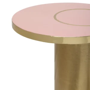 Een close-up van de Bijzettafel Goud, Roze Rond Ijzer-een moderne bijzettafel met een glanzend rond roze blad, een goudkleurig rond accent en een goudkleurig cilindervormig onderstel.