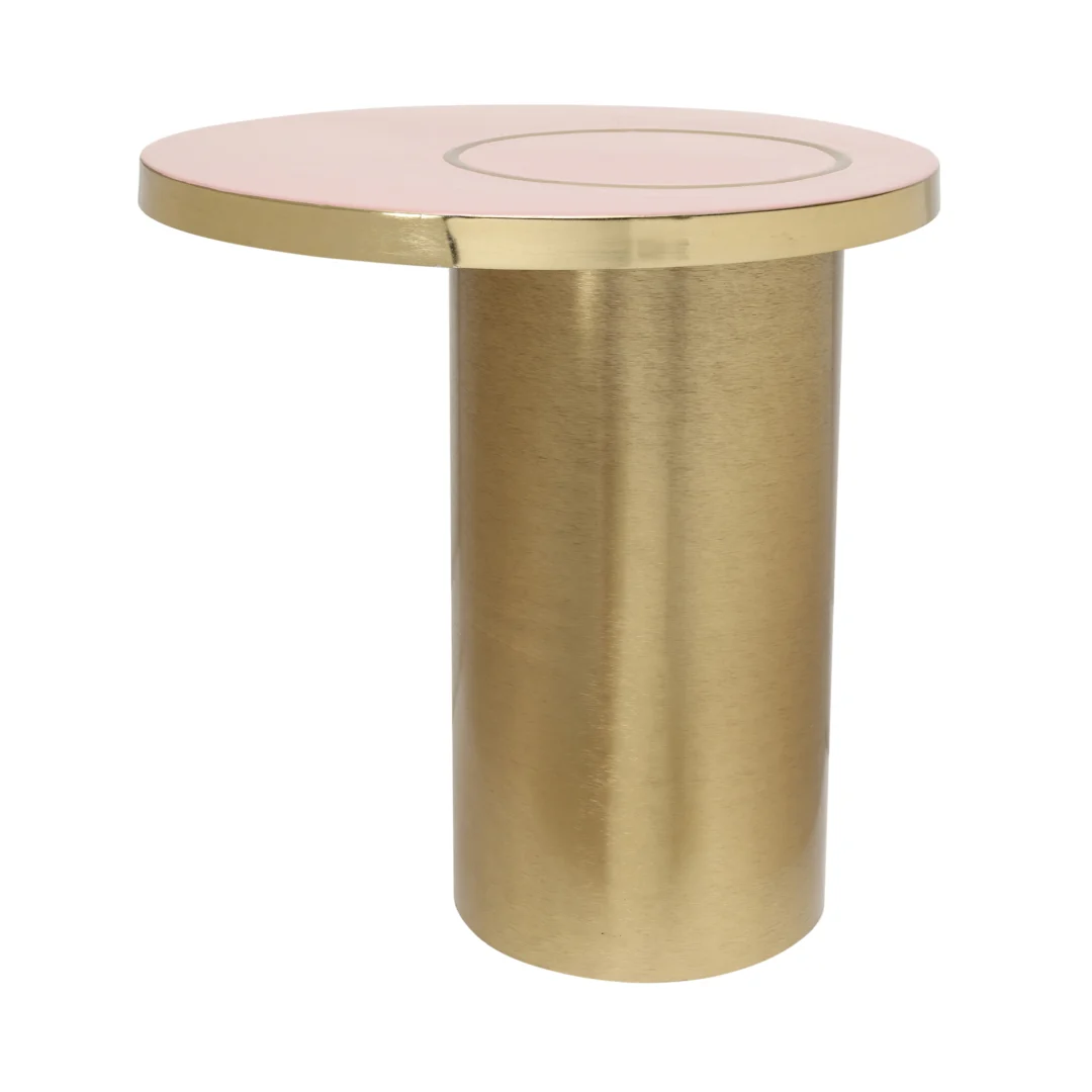 De Bijzettafel Goud, Roze Rond Ijzer is een moderne bijzettafel met een cilindervormig gouden onderstel en een rond, lichtroze tafelblad dat wordt geaccentueerd door een slanke gouden ronde rand in het midden.