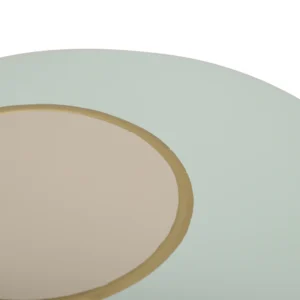 Een close-up afbeelding van de Bijzettafel Mintgroen, Goud Rond Ijzer met de ronde, lichtgekleurde bovenkant met een centrale beige cirkel omrand door een dunne gouden ring, tegen een effen witte achtergrond.