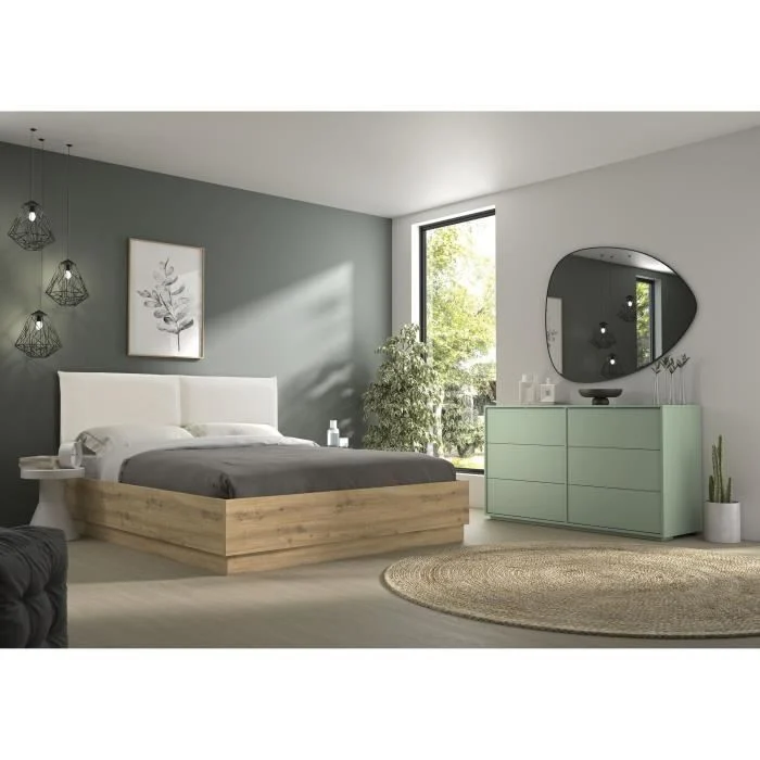 Lichte slaapkamer met eiken opbergbed en ecru hoofdbord. Zachte belichting, moderne inrichting met groene accenten en ronde spiegel.