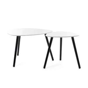 De Scandinavische set Bijzettafel Wit Grenenhout bestaat uit twee moderne, minimalistische nesttafels met elk een wit, onregelmatig blad en drie zwarte schuine poten. De kleinere tafel past netjes onder de grotere.