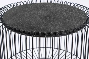 Close-up van de Bijzettafel Zilver, Zwart 40 CM Rond met een compact marmeren blad en een basis van gebogen metalen draden, tegen een witte achtergrond.