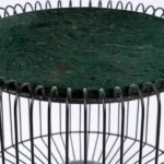 De Bijzettafel Zwart, Groen 40 CM Rond heeft een rond groen marmeren blad en een basis van verticale zwart metalen staven in een cirkelvormige opstelling.