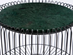 De Bijzettafel Zwart, Groen 40 CM Rond heeft een rond groen marmeren blad en een basis van verticale zwart metalen staven in een cirkelvormige opstelling.