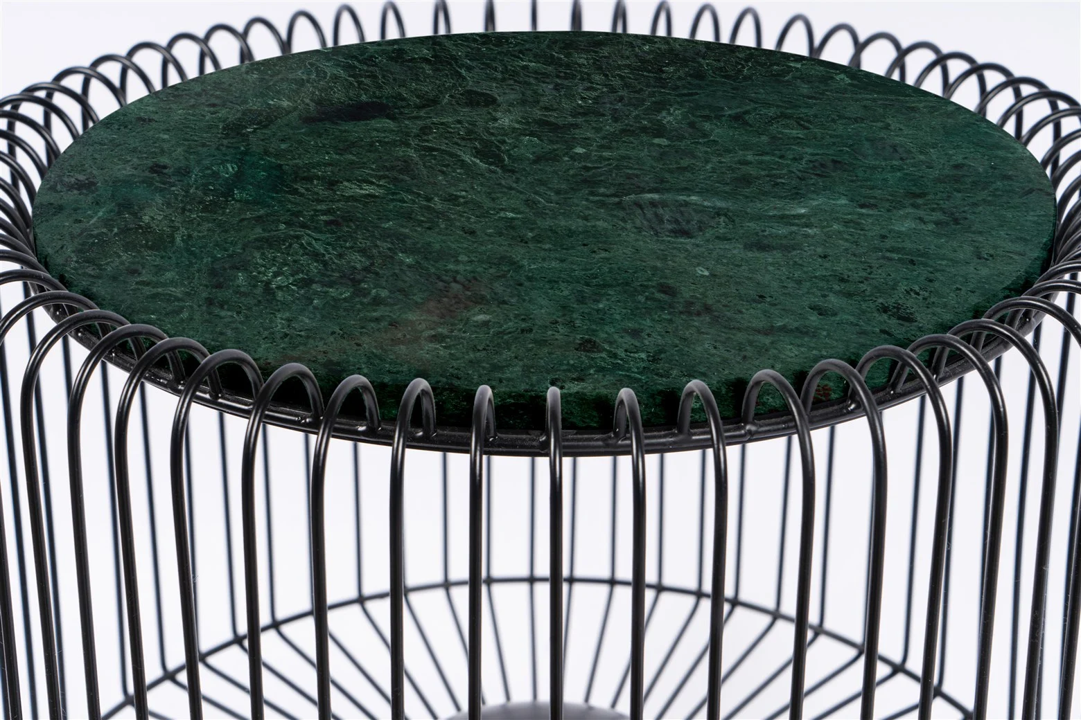 De Bijzettafel Zwart, Groen 40 CM Rond heeft een rond groen marmeren blad en een basis van verticale zwart metalen staven in een cirkelvormige opstelling.