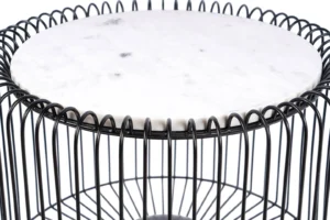 Een close-up van de Bijzettafel Zilver, Zwart 40 CM Rond met een marmer design bovenkant en een zwarte draadbasis met een lussenpatroon.
