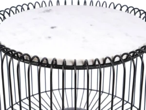 Een close-up van de Bijzettafel Zilver, Zwart 40 CM Rond met een marmer design bovenkant en een zwarte draadbasis met een lussenpatroon.