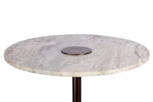 De Bijzettafel Bruin Marmer heeft een rond marmeren tafelblad met een glad, lichtgekleurd oppervlak, subtiele grijze adering en een klein plat metalen accent in het midden.