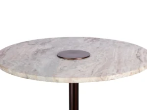De Bijzettafel Bruin Marmer heeft een rond marmeren tafelblad met een glad, lichtgekleurd oppervlak, subtiele grijze adering en een klein plat metalen accent in het midden.