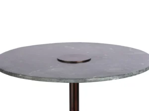 De Bijzettafel Groen, Roest Marmer heeft een rond tafelblad van grijs marmer met een klein centraal metalen accent en wordt ondersteund door een enkele metalen poot.