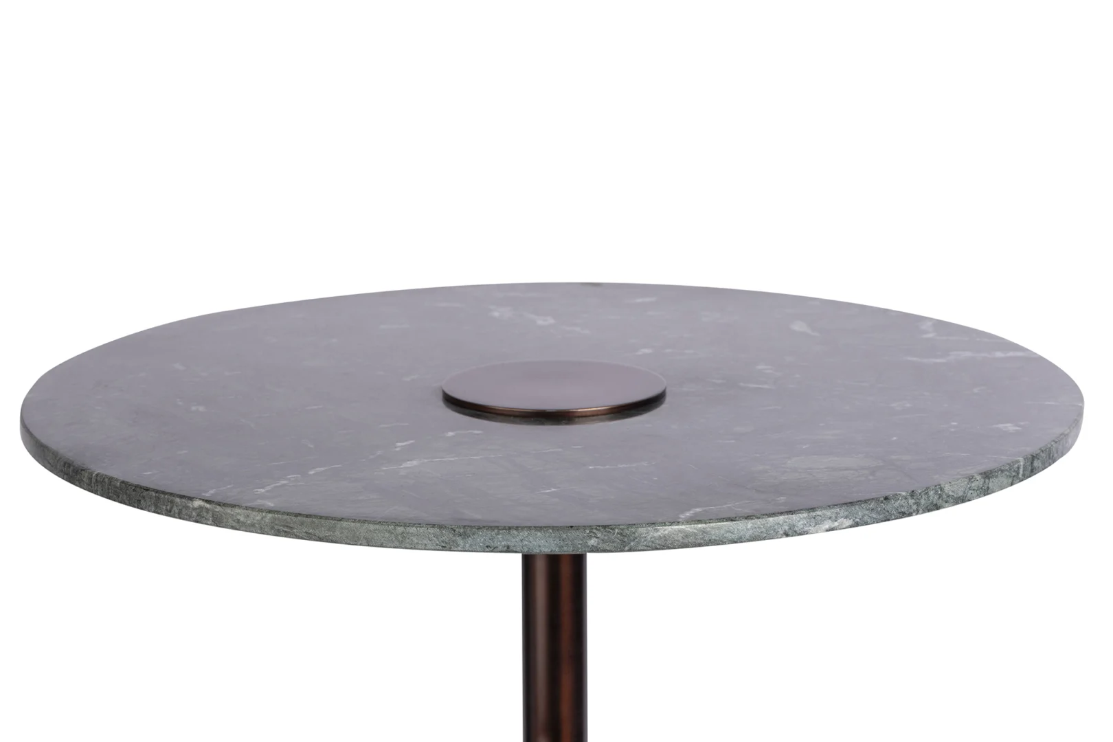 De Bijzettafel Groen, Roest Marmer heeft een rond tafelblad van grijs marmer met een klein centraal metalen accent en wordt ondersteund door een enkele metalen poot.