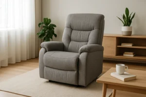 Een gezellige grijze fauteuil staat op een beige vloerkleed in een moderne woonkamer met houten meubels, planten in potten en een salontafel-wat is het verschil tussen een salontafel en een bijzettafel-met een witte mok en een boek. Zacht natuurlijk licht valt binnen door de transparante gordijnen.