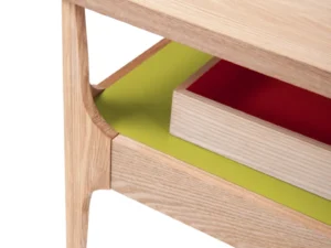 Close-up van de Bijzettafel Groen Rond MDF Design, met een licht houten tafelblad, groene plank eronder en een rood rechthoekig dienblad, met strakke lijnen en een moderne uitstraling.