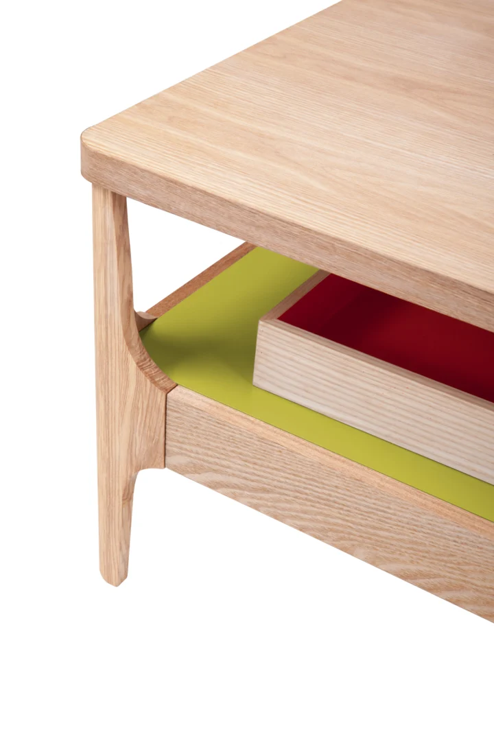 Close-up van de Bijzettafel Groen Rond MDF Design, met een licht houten tafelblad, groene plank eronder en een rood rechthoekig dienblad, met strakke lijnen en een moderne uitstraling.