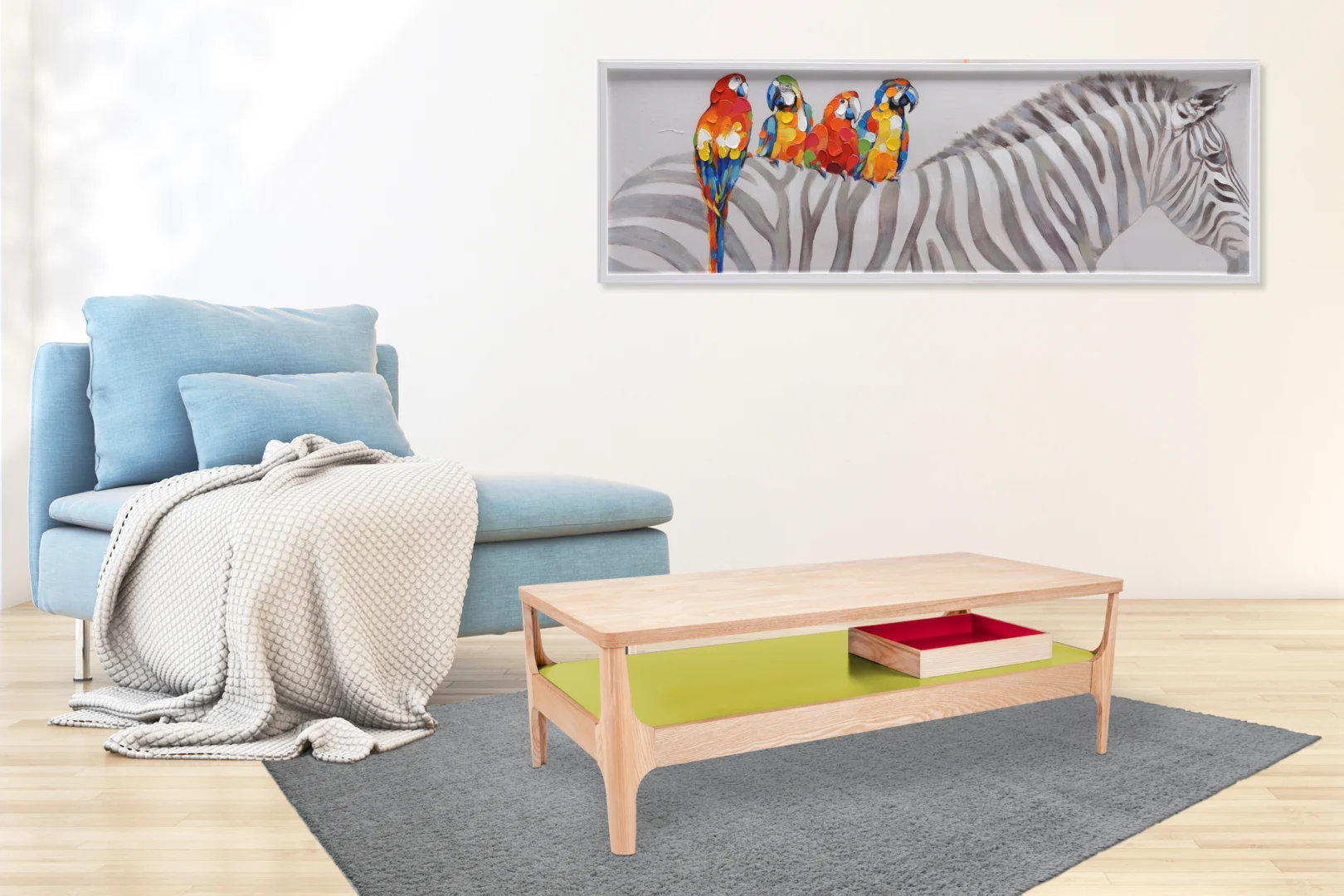 Een moderne woonkamer met een lichtblauwe chaise lounge, een grijze gebreide deken, een Bijzettafel Groen Rond Mdf Design salontafel, een grijs vloerkleed en muurschilderingen van papegaaien die op een zebra zitten.