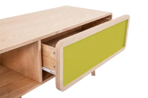 De Bijzettafel Groen Rond MDF Scandinavisch is een lichte houten bijzettafel met een groene open lade, strakke moderne lijnen, een gladde afwerking en een plank onder de lade, tegen een effen witte achtergrond.