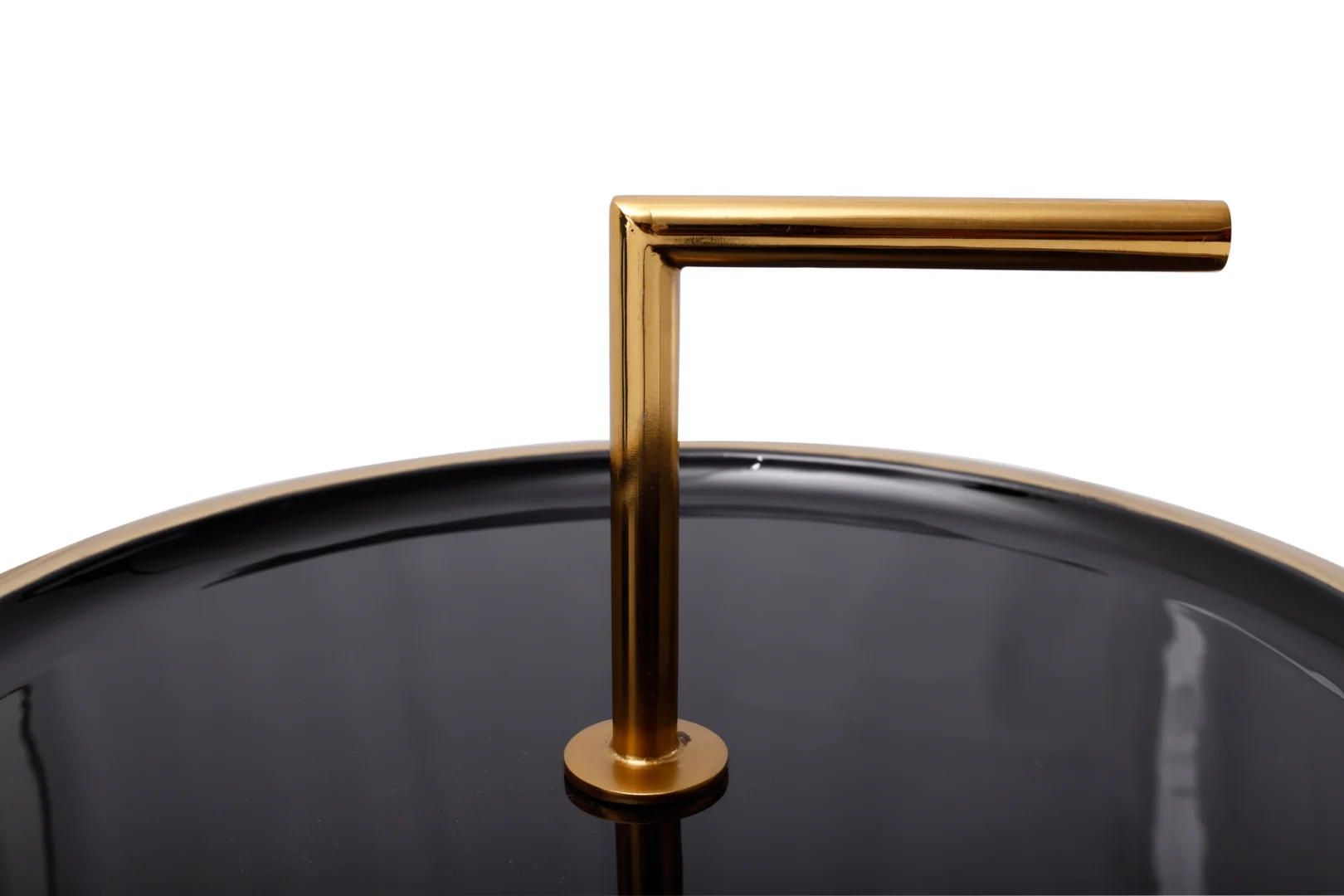 Een close-up van de Bijzettafel Zwart 13 CM Rond Ijzer, met een zwart rond tafelblad met een glanzend gouden metalen handvat en een opbergvak, geïsoleerd op een witte achtergrond.