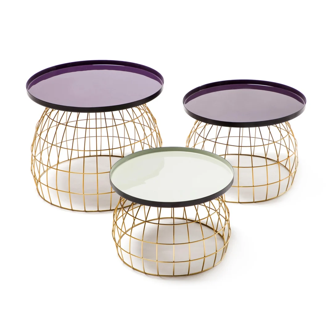 De Bijzettafel Lichtgrijs, Paars Rond set bestaat uit drie moderne nesttafels met gouden draadframe onderstellen - twee met donkerpaarse ronde bladen en een met een lichtgroen blad - samen gerangschikt op een witte achtergrond.