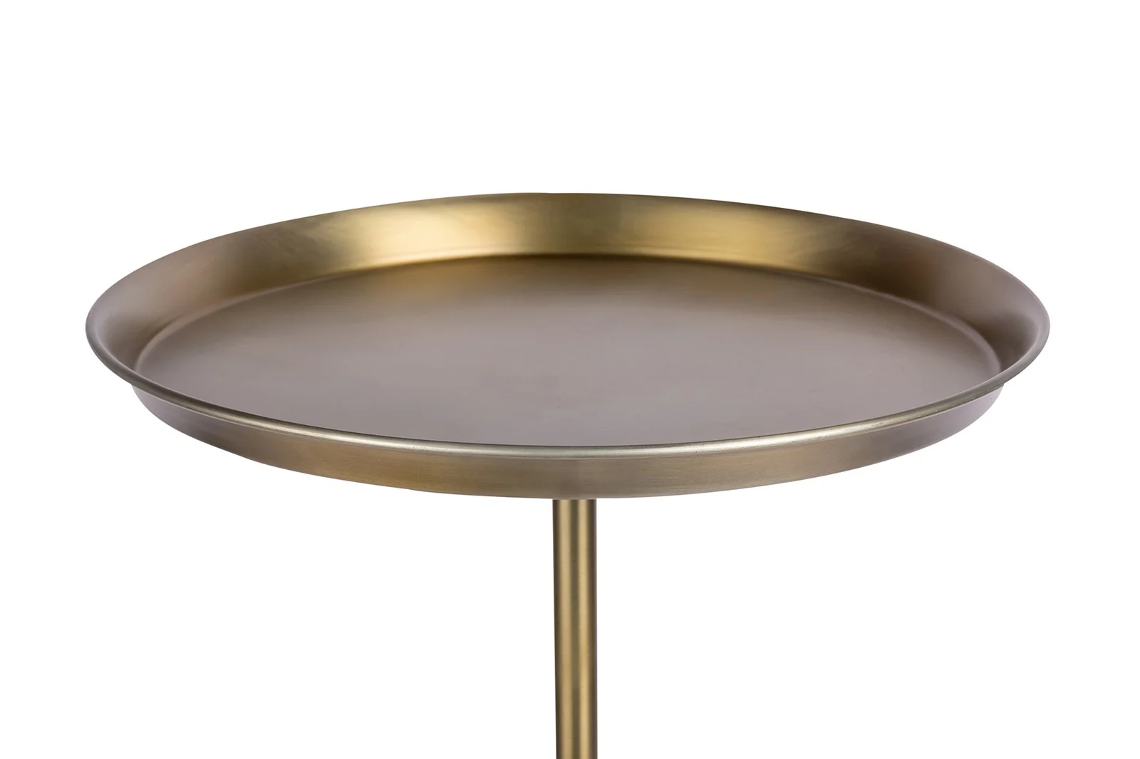 De Bijzettafel Goud, Wit Rond Aluminium is een ronde, goudkleurige metalen bijzettafel met opstaande randen, op een slanke standaard, tegen een effen witte achtergrond.
