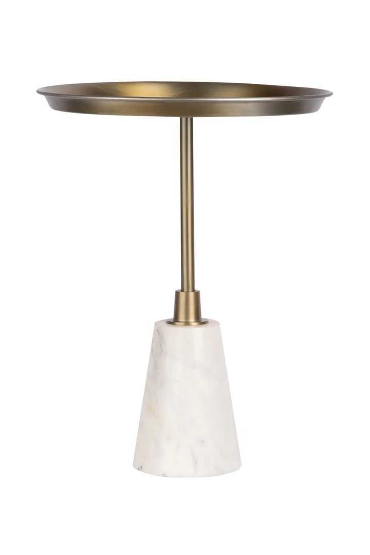De Bijzettafel Goud, Wit Rond Aluminium heeft een modern rond koperen blad, een slanke koperen steel en een conische wit marmeren voet, tegen een effen witte achtergrond.