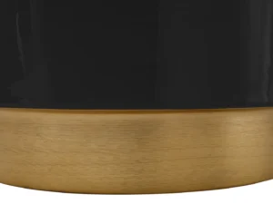 Een close-up van de Bijzettafel Zwart Rond Ijzer, met een glanzend zwarte cilindrische bovenkant en een mat goudkleurige basis met een glad, reflecterend oppervlak.