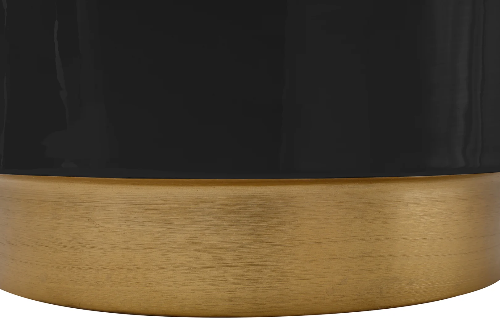 Een close-up van de Bijzettafel Zwart Rond Ijzer, met een glanzend zwarte cilindrische bovenkant en een mat goudkleurige basis met een glad, reflecterend oppervlak.