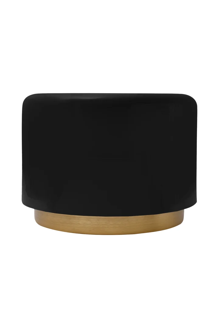 De Bijzettafel Zwart Rond Ijzer is een moderne ronde voetenbank met een glad zwart gestoffeerd blad en een plat, rond gouden onderstel, geïsoleerd afgebeeld op een witte achtergrond.