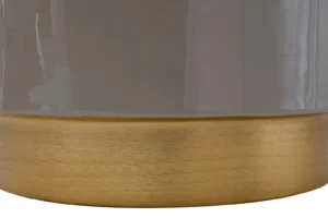 Close-up van de Bijzettafel Grijs Metaal Chique, met een glanzend, reflecterend grijs metalen blad en een mat, geborsteld gouden onderstel. De afbeelding benadrukt de elegante textuur en het opvallende kleurcontrast van de tafel.