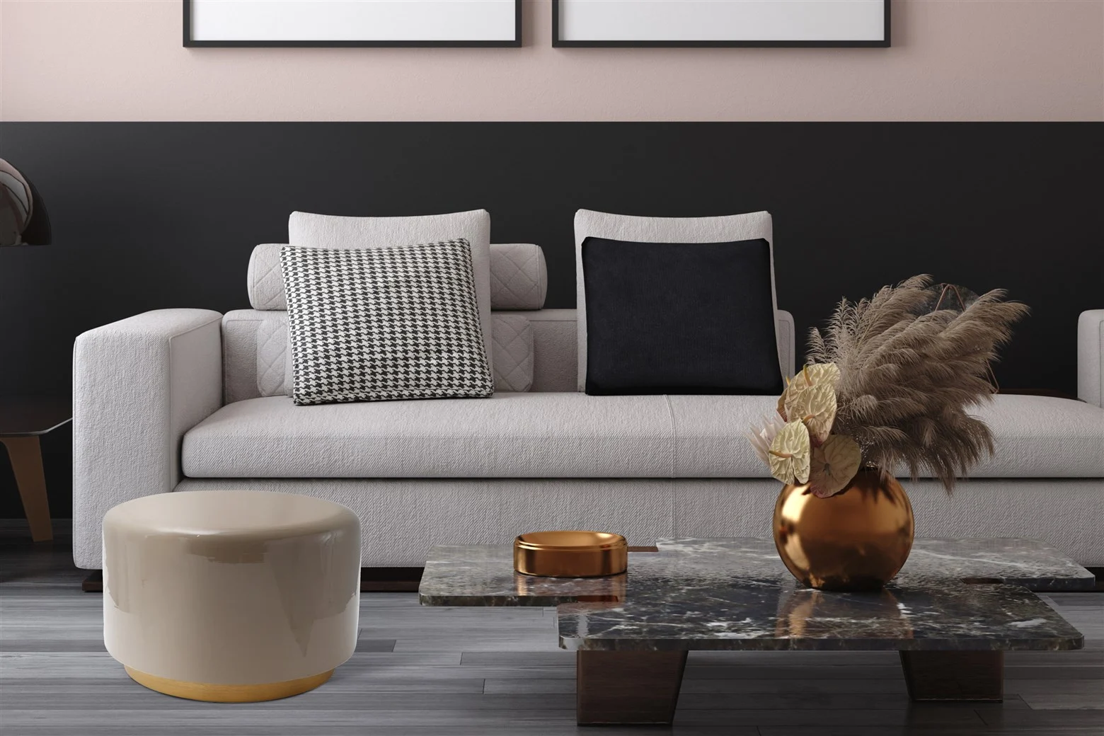 Moderne woonkamer met de Bijzettafel Grijs Metaal Chique, een lichtgrijze bank met gemengde kussens, een gouden vaas met gedroogde planten, een gouden schaal en een beige voetenbank op een grijze houten vloer.