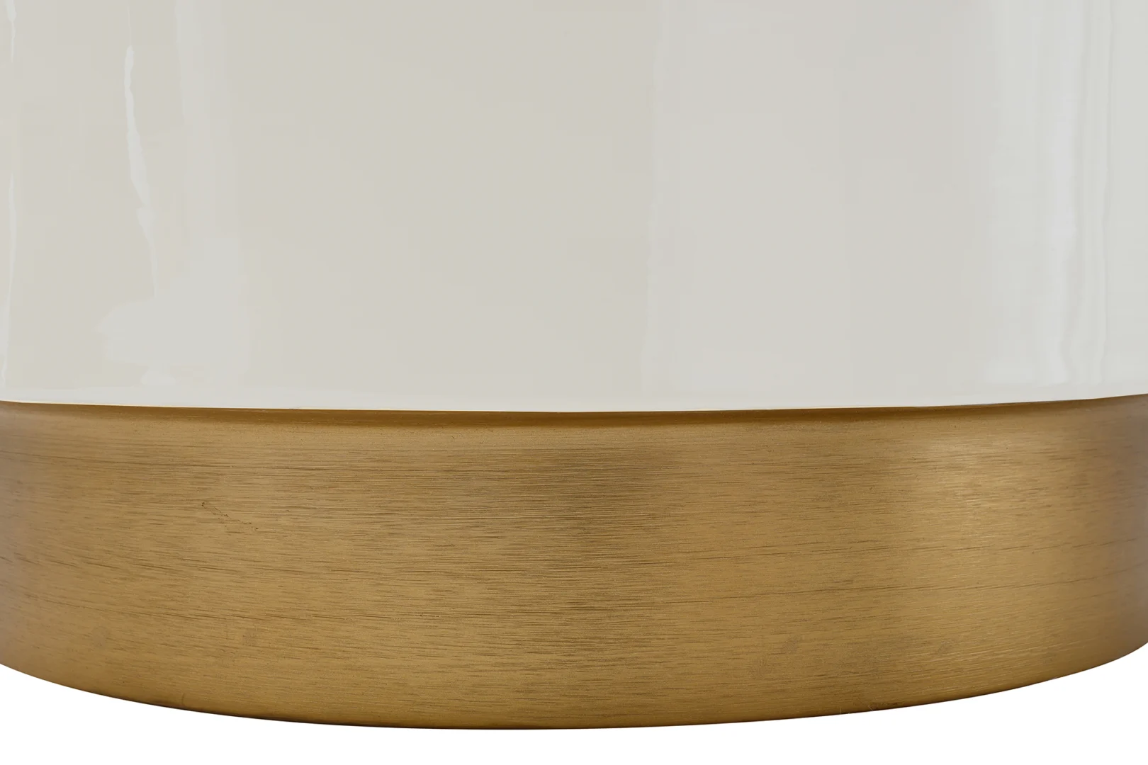 Een close-up van de Bijzettafel Ivoor Rond Ijzer Klassiek, met de gladde, glanzend witte bovenkant en de matte metallic gouden onderkant.