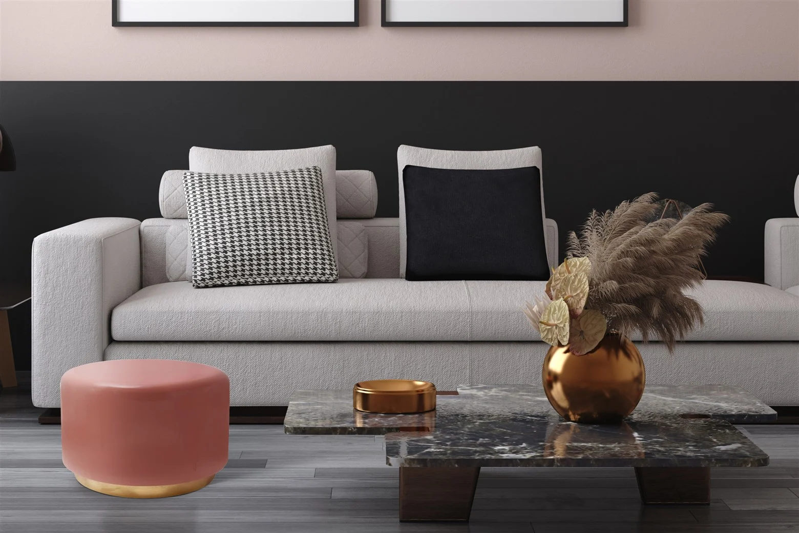 Een moderne woonkamer met een beige bank, zwarte en gedessineerde kussens, een roze voetenbank, de Bijzettafel Metaal Rond salontafel, een gouden vaas met gedroogde planten en een zwart-beige accentmuur.