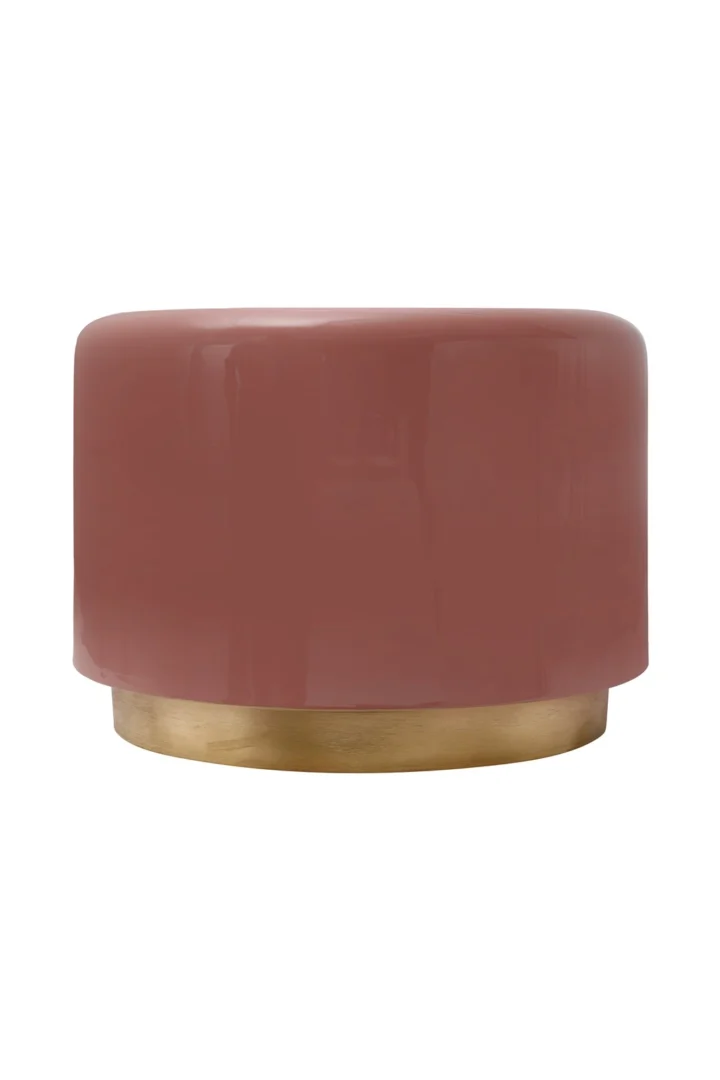 De Bijzettafel Metaal Rond is een moderne, minimalistische ronde voetenbank met een zachtroze gestoffeerde bovenkant en een glanzend metallic gouden onderstel.