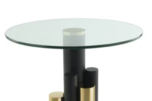 De Bijzettafel Transparant, Goud Aluminium is een moderne ronde glazen bijzettafel met een helder blad en zwarte en gouden cilindervormige poten van verschillende hoogtes.